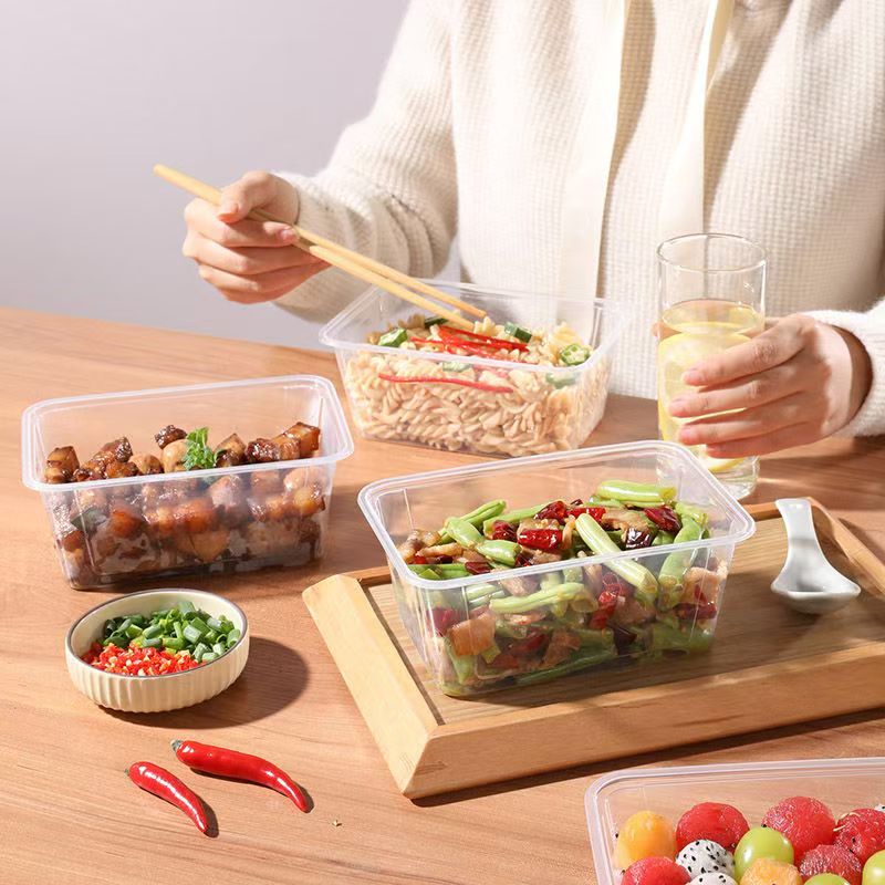 Disposable microwavable food container for takeaway packaging