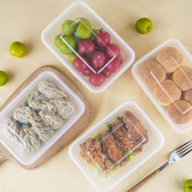 Portable microwavable food container for takeaway use