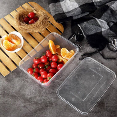 Portable microwavable food container for takeaway use