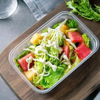 Portable microwavable food container for takeaway use