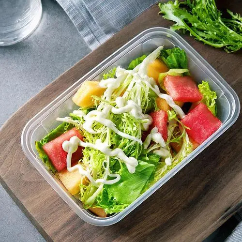 Portable microwavable food container for takeaway use