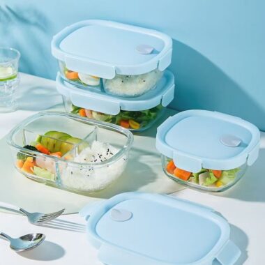 Heat-resistant divided glass food container with airtight lid