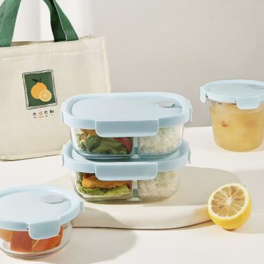 Heat-resistant divided glass food container with airtight lid