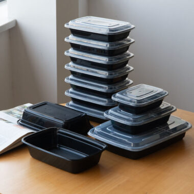 Plastic microwavable food container for fresh-keeping and storage