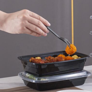 Plastic microwavable food container for fresh-keeping and storage