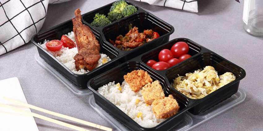 Microwavable disposable plastic food container for takeaway packaging