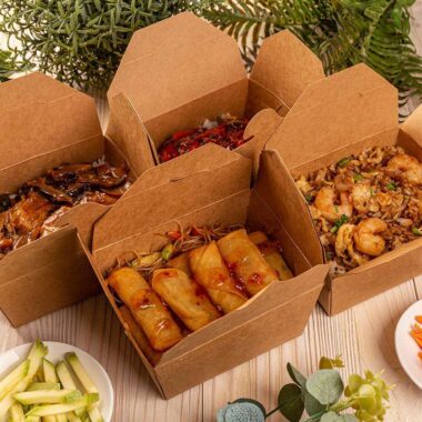 Portable eco-friendly kraft paper food container for takeaway packaging