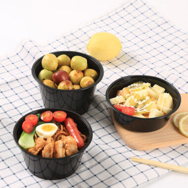 Round plastic food container with lid for salad and lunch packaging