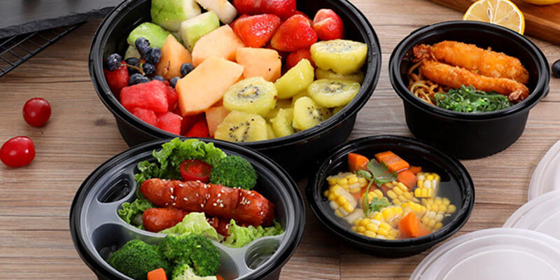 Round plastic food container with lid for salad and lunch packaging