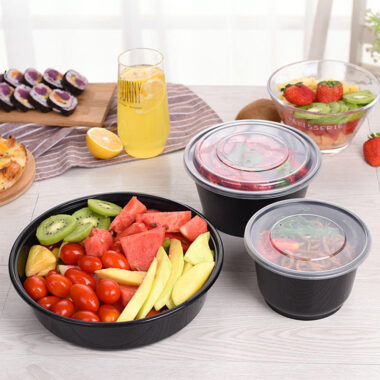 Round plastic food container with lid for salad and lunch packaging