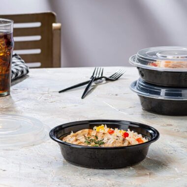 Round plastic food container with lid for salad and lunch packaging