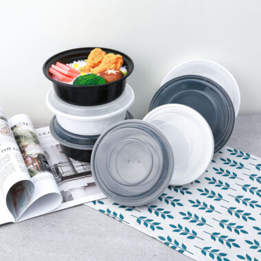 Round plastic food container with lid for salad and lunch packaging