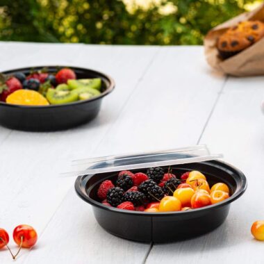 Round plastic food container with lid for salad and lunch packaging