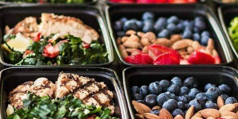 Plastic takeaway food container for restaurants and delivery